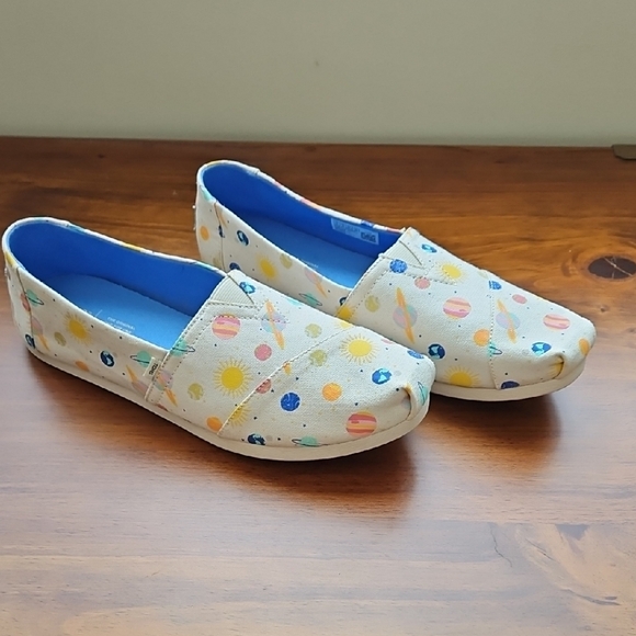 Toms Cream and Blue Slippers Comfortable Slip-On Design - Picture 1 of 5